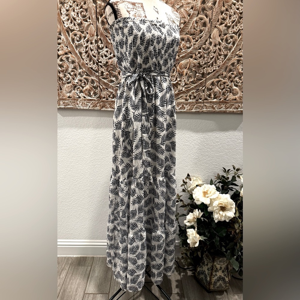 ee:some White & Navy Blue Palm Print Tiered Skirt Smocked Strapless Maxi Dress - Picture 3 of 14